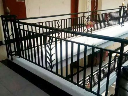 選購陽臺護欄首選鋅鋼陽臺護欄