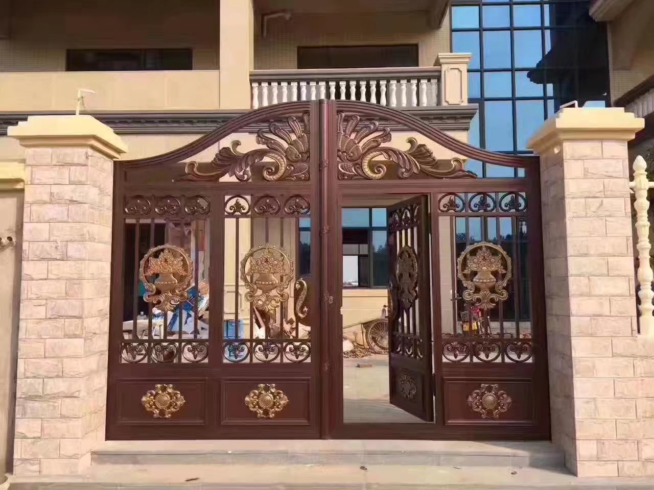 庭院鋁藝大門(mén)的尺寸應(yīng)該如何確定呢?